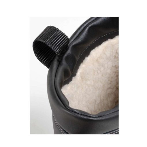 Čizme 1822 Boots udobne su zaštitne čizme sa razinom zaštite O2 prema EN 20347 normi. Vodootporne su, imaju protuklizni potplat, antistatička svojstva, ventilirajuće uloške i dvostruku zonu apsorbcije udarca. Ejendals Jalas 1822 radne čizme sadrže ESD zaštitu od elektrostatskog naboja, odnosno preusmjeravaju statički elektricitet te tako štite i korisnika i osjetljivu opremu.